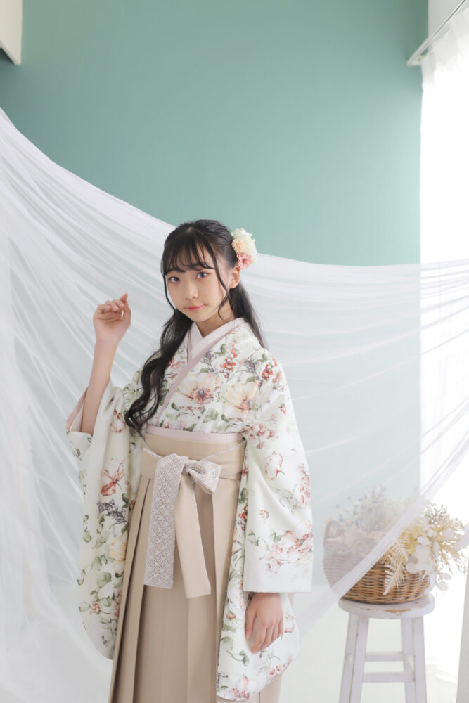 卒業式 袴(はかま)写真_淡い色味の流行りの衣装を_奈良の写真撮影と着物レンタルはフォトスタジオワタナベ（渡辺写真館）