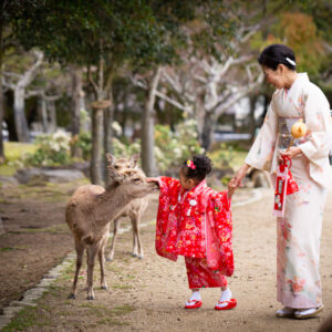 七五三カメラマン出張撮影(ロケーションフォト)_ママと一緒に_奈良の写真撮影と着物レンタルはフォトスタジオワタナベ（渡辺写真館）