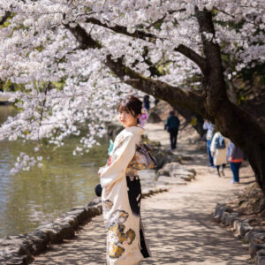 成人式振袖カメラマン出張撮影(ロケーションフォト)_桜を背景に_奈良市・橿原市・広陵町・木津川市の写真撮影と着物レンタルはフォトスタジオワタナベ（渡辺写真館）