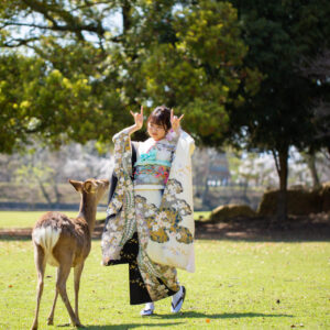 成人式振袖カメラマン出張撮影(ロケーションフォト)_公園の鹿と_奈良市・橿原市・広陵町・木津川市の写真撮影と着物レンタルはフォトスタジオワタナベ（渡辺写真館）