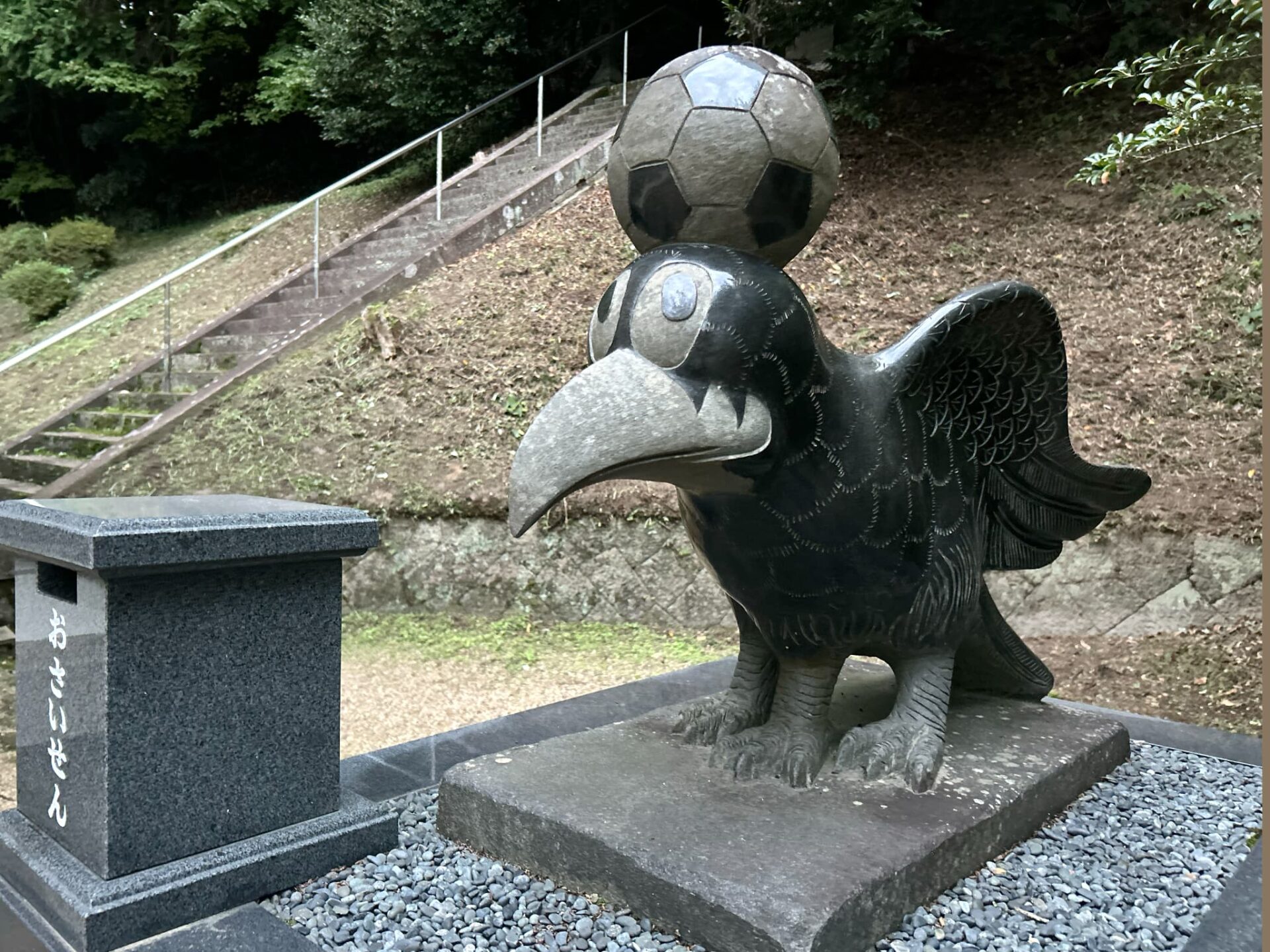 八咫烏神社_奈良県宇陀市_七五三・お宮参り_八咫烏像
