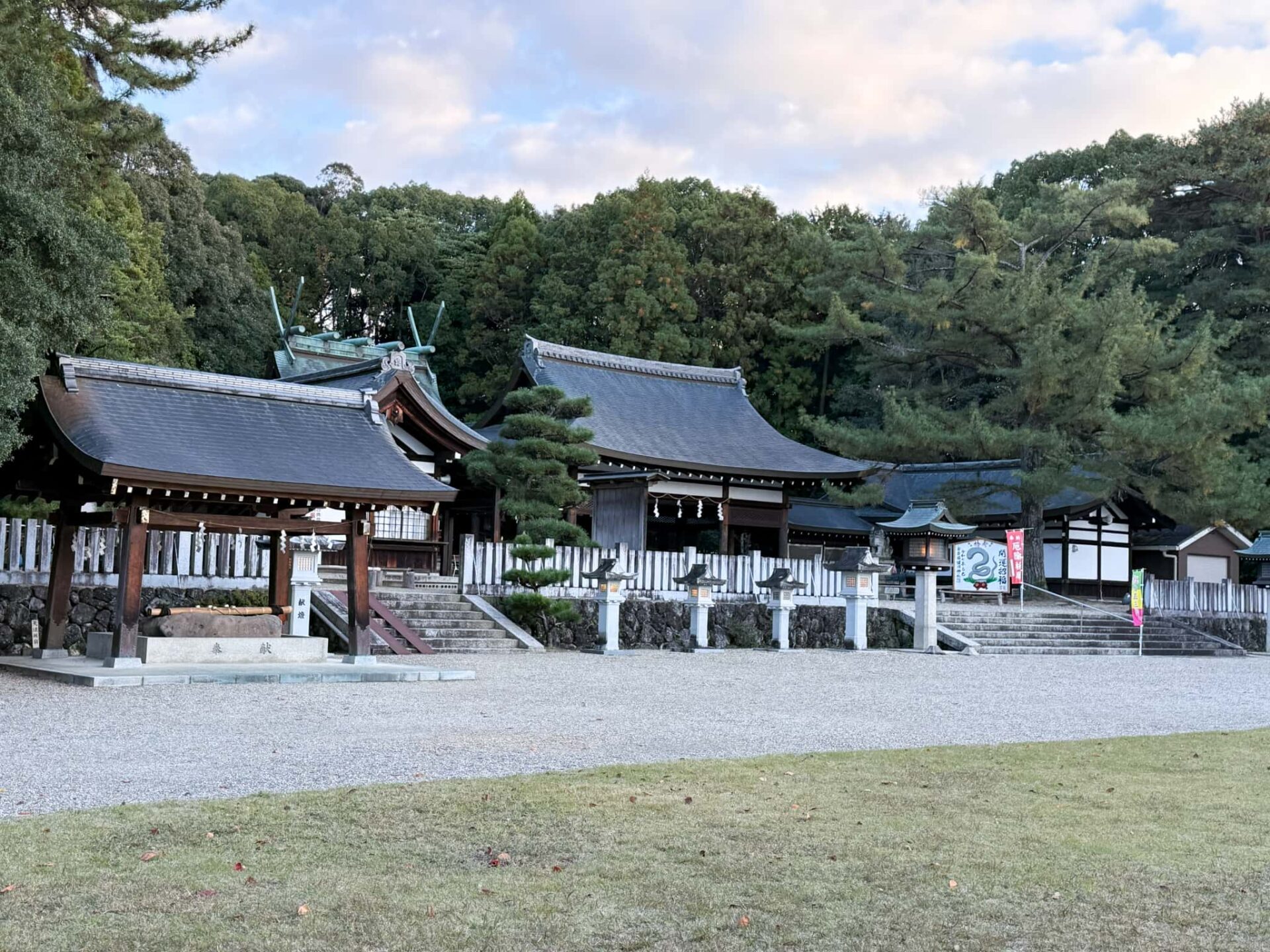 奈良県護国神社_七五三・お宮参り・十三参り_手水舎・拝殿・授与所全体