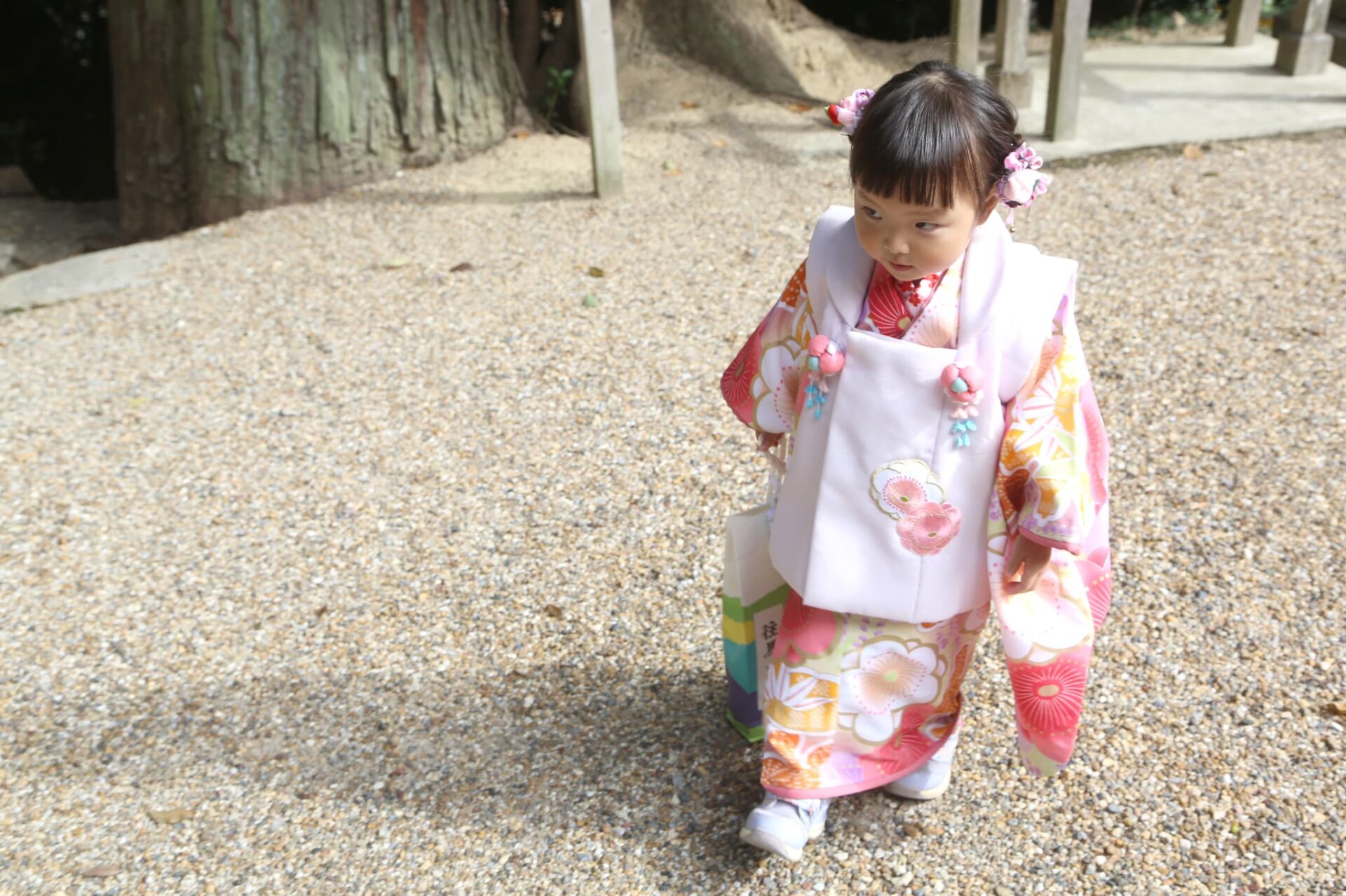 生駒大社往馬大社_奈良県生駒市_七五三・お宮参り_着物レンタル・着付け_境内の様子-砂利